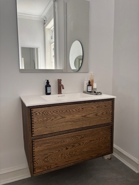 Just Wood push mørkolieret badsæt med Colombo solid suface, salt white